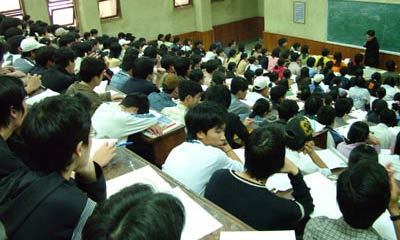 Hà Nội: 7.000 USD cho một chỗ ngồi học