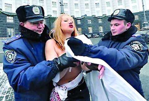 Phụ nữ Ukraine để ngực trần phản đối Tổng thống