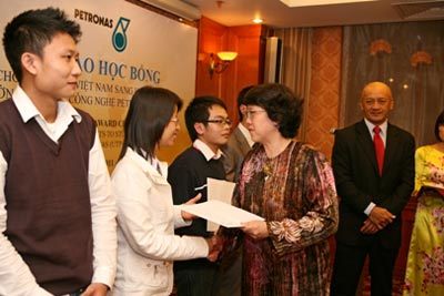 PETRONAS trao 5 học bổng toàn phần cho sinh viên Việt Nam