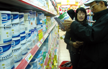Sữa bột ngoại nhập nhèm tăng giá