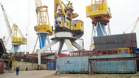 Kêu khổ, nhưng các tập đoàn vẫn 