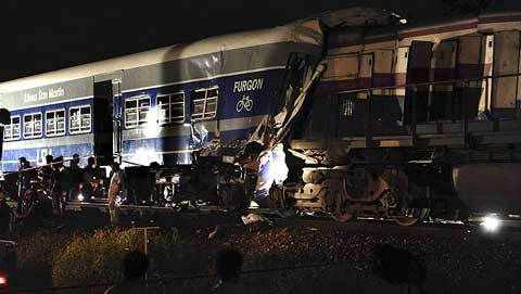 Tàu Argentine đâm nhau, thương vong hàng chục người
