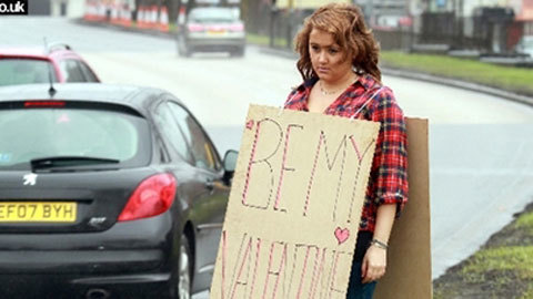 Nữ sinh đứng đường treo biển tuyển người yêu