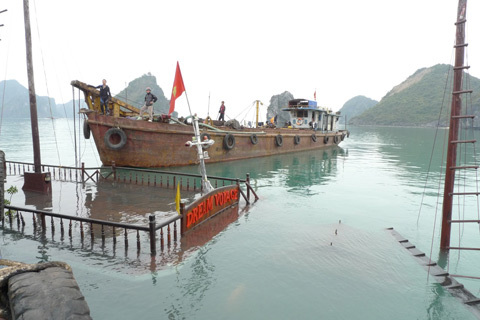 Xem cảnh trục vớt tàu đắm ở Hạ Long