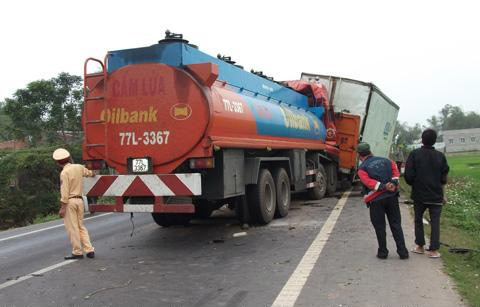 Xe xăng dầu đâm xe chở sơn sát khu dân cư