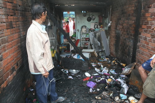 Nhà cháy lớn, dân trắng đêm bên tro tàn