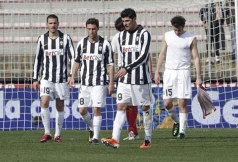 Buffon bị đuổi khỏi sân, Juventus gục ngã đau đớn