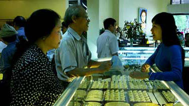 Vàng, USD tiếp tục leo thang