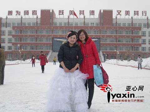 Cô dâu mặc váy cưới đi thi