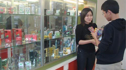 Bi hài chuyện trai làng mua... bao cao su