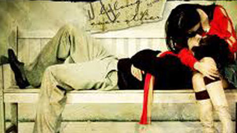 Em yêu mãnh liệt chỉ để giải sầu?