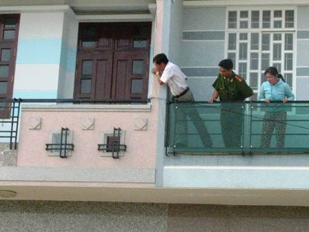 Khám xét hiện trường vụ nhà báo bị đốt