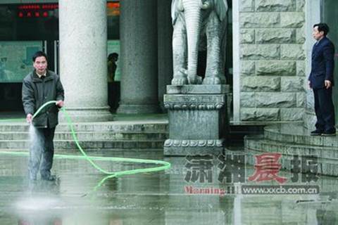 Một người nhảy lầu, hai người thiệt mạng