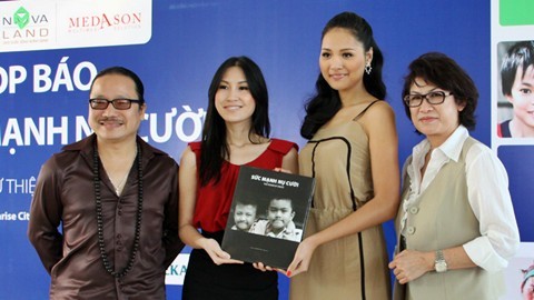 Dàn hoa hậu đi bộ vì nụ cười