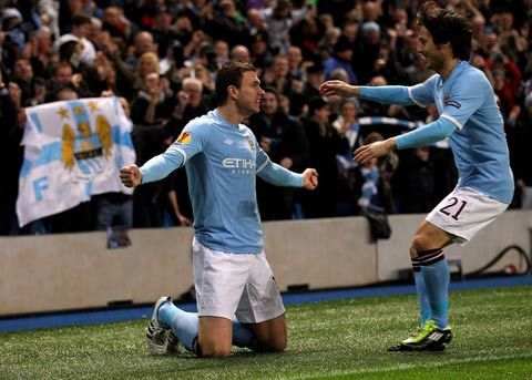 Liverpool thắng nhọc, Man City dễ dàng đi tiếp