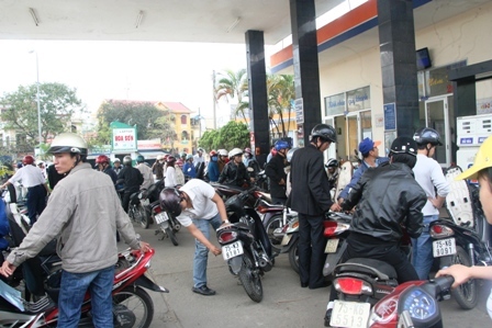 Tăng giá xăng và thông điệp điều hành