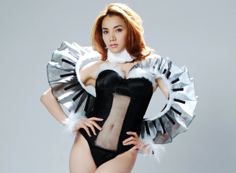 Trang Nhung gợi cảm với nội y độc