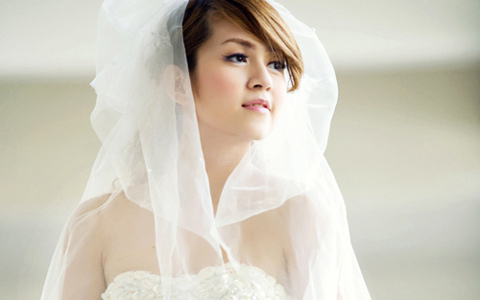 Người đẹp Mi Lan khoe dáng thon vai tròn