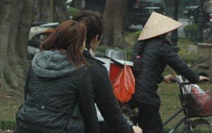 Nên giảm tuổi được đi xe máy xuống 16