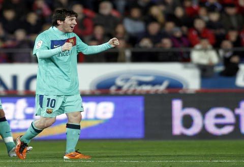 Messi lại vượt mặt Ronaldo