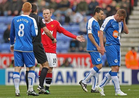 Rooney bị công kích dữ dội vì chơi xấu