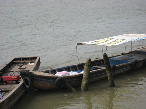 Một phụ nữ bị cắt cổ thả trôi sông