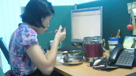 Rộ đi bộ, xách cặp lồng cơm đến công sở