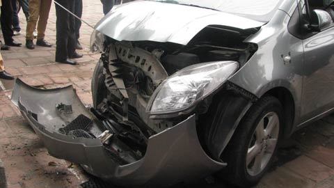 Hà Nội: Xế hộp 'bay', khách du lịch bị thương