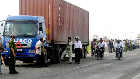 Nữ sinh chết thảm vì xe container