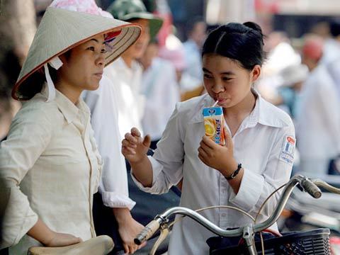 Phụ huynh thấp thỏm lo học phí tăng