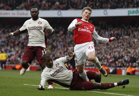 Bị Sunderland cầm hòa, Arsenal tự làm khó mình