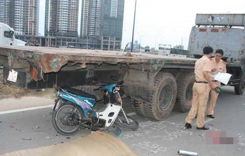 2 cha con thương vong vì xe tải lùi ẩu