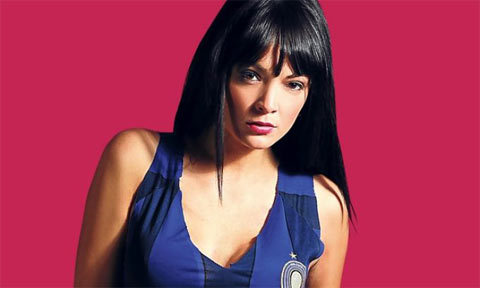 Fan nữ cởi xiêm y trước trận Bayern - Inter