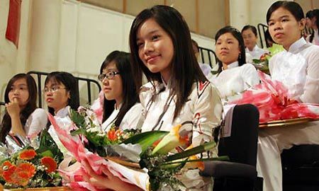 Từ “nụ tầm xuân…” đến “tiếc cho cả một thế giới”