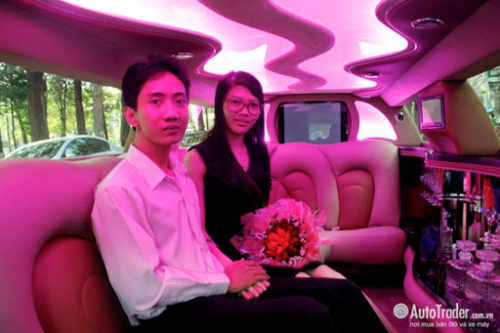Màn cầu hôn trên xe Limousine gây sốt