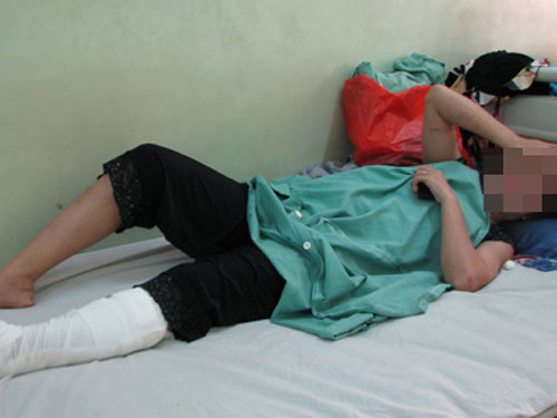 Chồng lột áo, móc lưỡi câu vào miệng vợ?