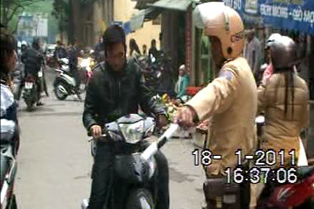Hiệu trưởng 'vi hành' phạt nguội học sinh