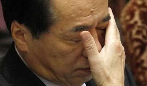 Thủ tướng Nhật nhận lấy tiền của người nước ngoài