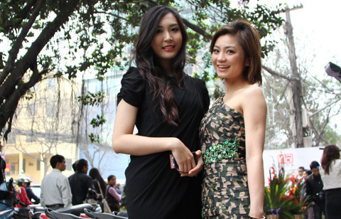 Thùy Trang, Diệu Hương váy ngắn xuống phố