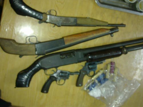 Tạm giữ xế hộp găm đầy “hàng nóng”