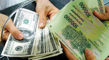 Các ngân hàng phải bán USD cho dân