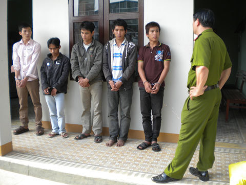 Một giáo viên lập băng cướp