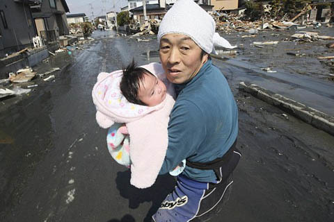 Bé 4 tháng tuổi thoát chết trong sóng thần