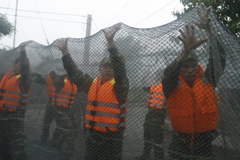 Hình ảnh tập luyện 'bắt' rùa Hồ Gươm