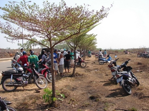 Xác chết buộc đá nổi trên 'hồ tử thần'