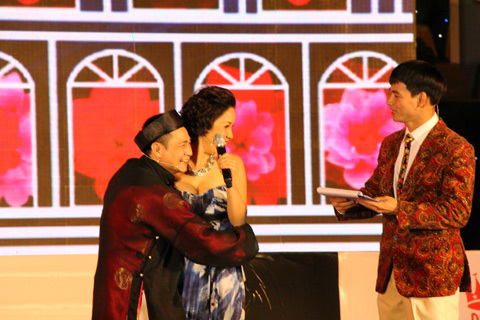 Tự Long suýt gặp nguy khi ôm eo Mỹ Linh