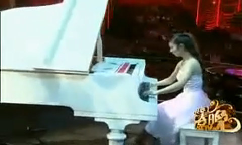 Cô bé không ngón chơi piano điêu luyện
