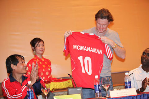 Mc Manaman sang Việt Nam cùng cúp FA