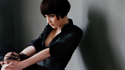 “Anh đang ở đâu? Nằm cạnh ai? Làm việc gì?”