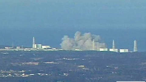 Bị chỉ trích vì cười khi đọc tin hạt nhân Nhật